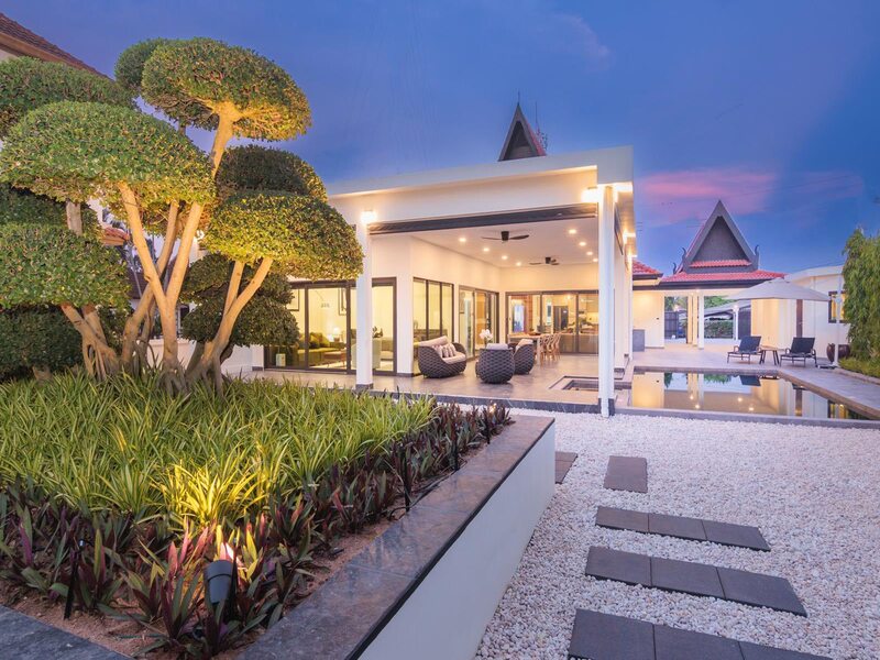 Luxury Pool Villa near Mabprachan Lake