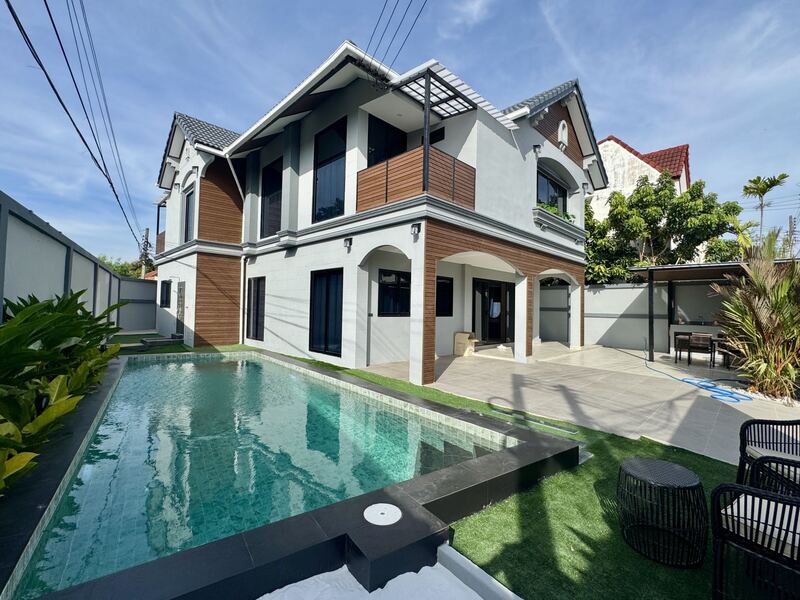 Spacious Family Home in Country Club Village