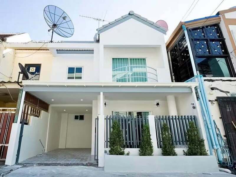 Townhouse for Sale – Prime Thepprasit Location