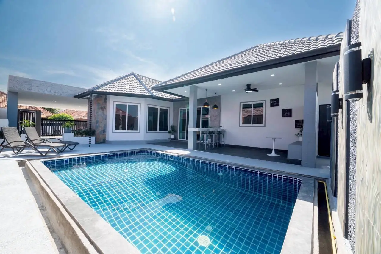 Luxury Pool Villa for Sale with tenant in Pattaya Hill 2
