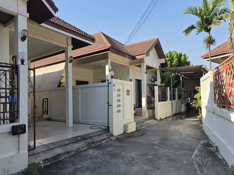 Nakpakdee Guesthouse Village – Land with Houses & Small Laundry Business