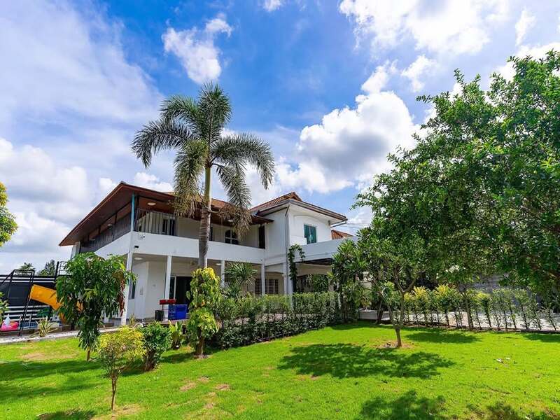 Luxury Pool Villa with Garden in Mabprachan